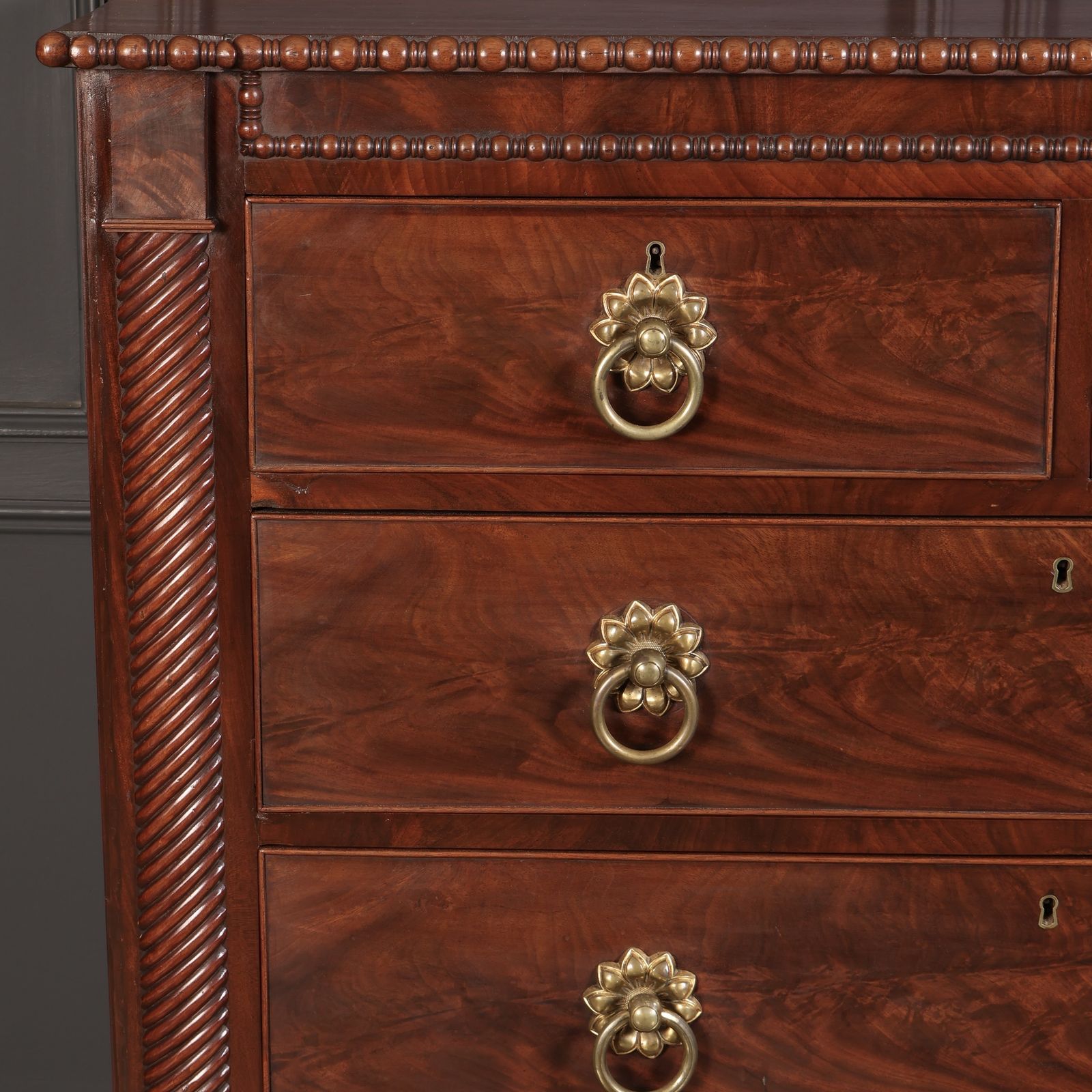 photo vinterior Antique Flame Mahogany Scottish Chest