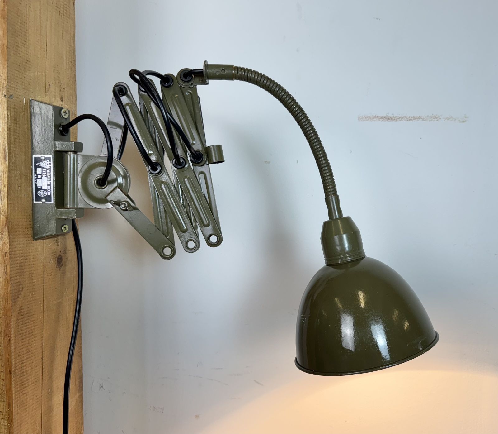 Green Industrial Military Gooseneck Scissor Wall Lamp From Elektroinstala, 1960s photo vinterior