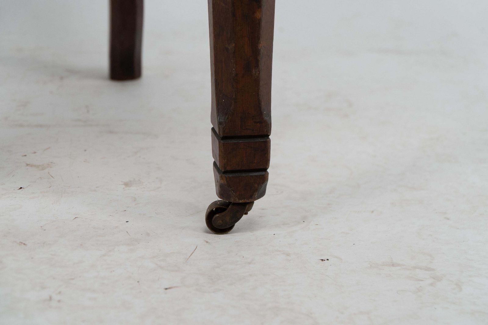 photo vinterior A Set Of Four Aesthetic Movement Oak Dining Chairs With Carved Decoration