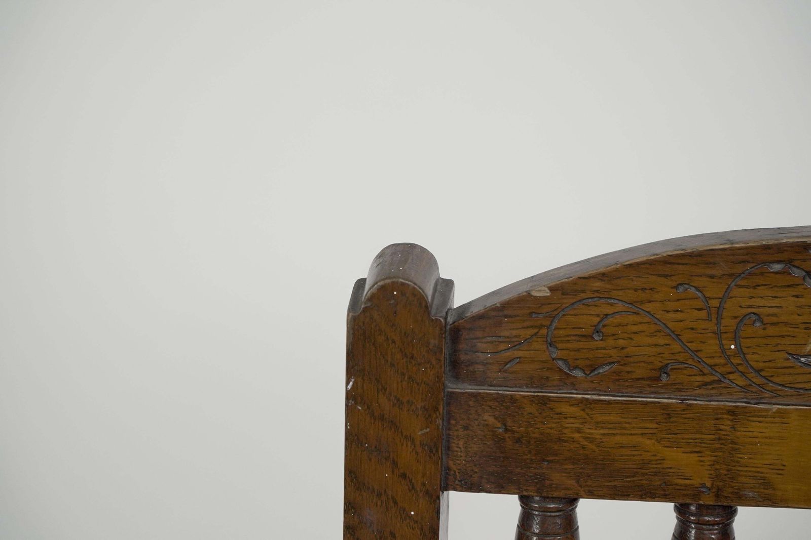 photo vinterior A Pair Of Substantial Gothic Revival Oak Hall Chairs With Period Tiles