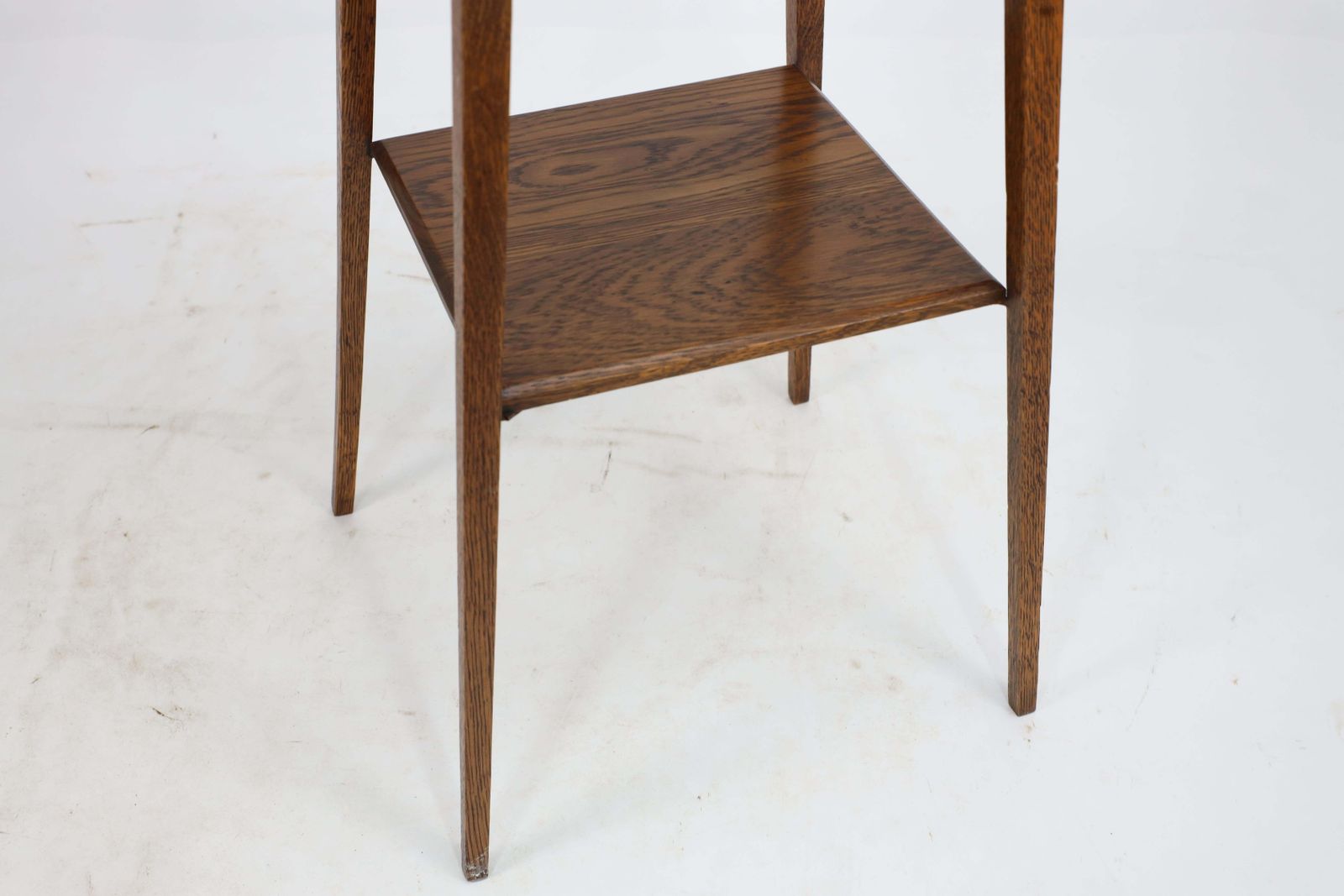 photo vintage Waring And Gillow. A Good Quality Little Arts And Crafts Oak Sidetable