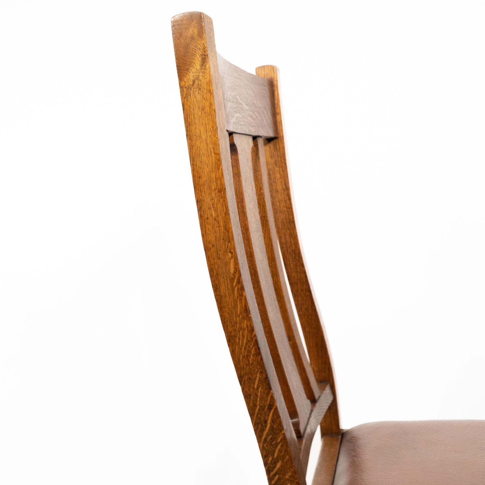 photo vinterior A Set Of Four Arts And Crafts Oak Dining Chairs With Comfortable Shaped Backs