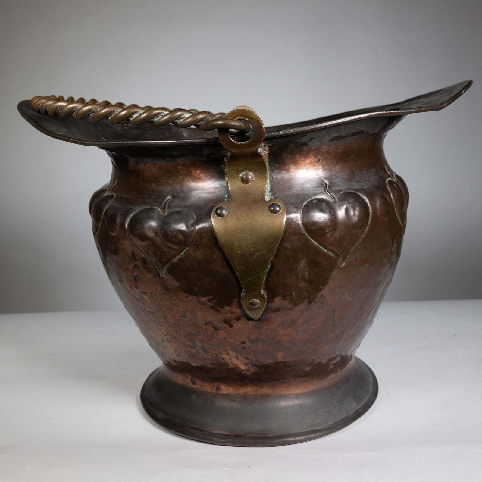Arts & Crafts Copper Coal Bucket W. Repousse Leaf Decoration & Rope Twist Handle photo vinterior