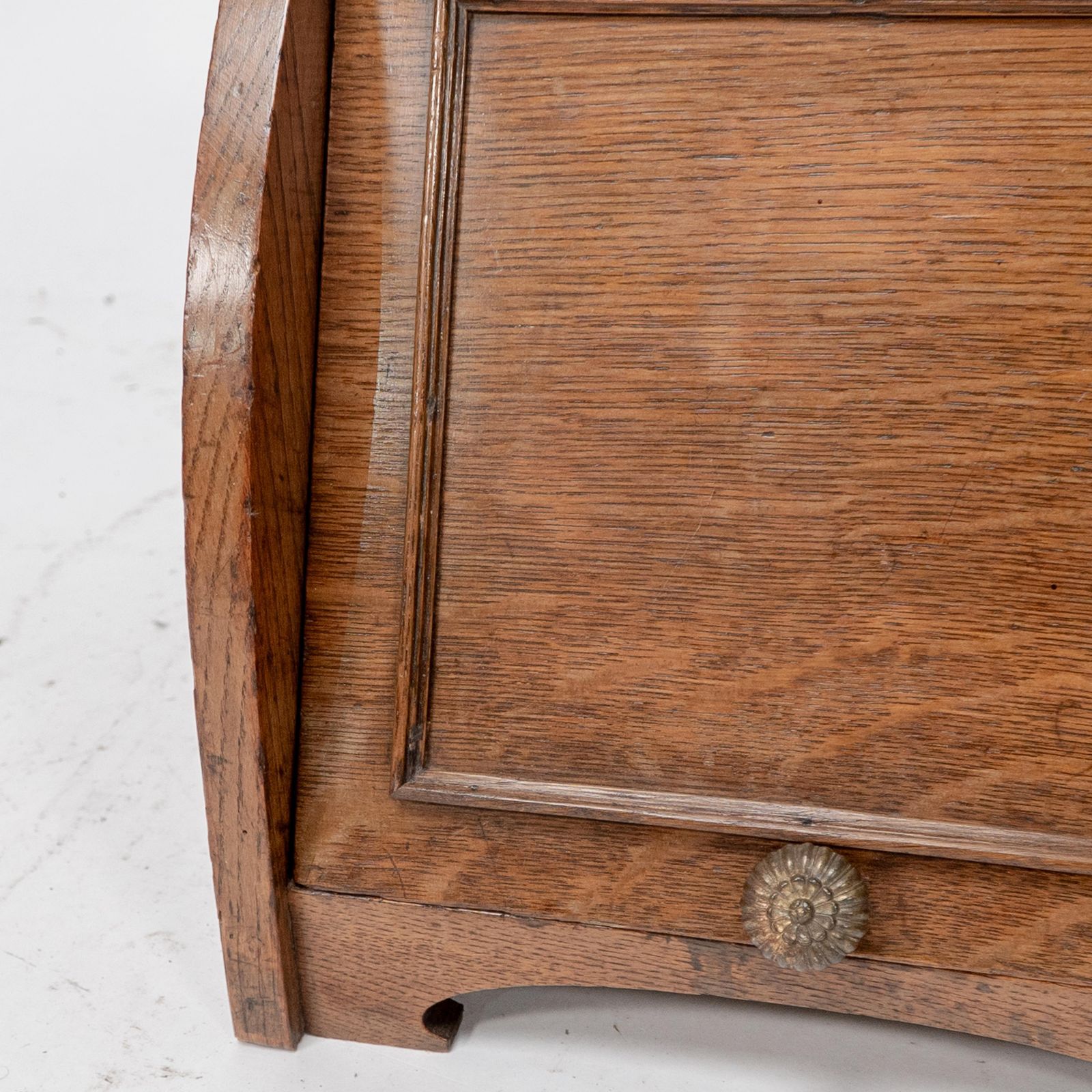 1836.0 W J Neatby Attri. An Arts & Crafts Oak Coal Box With Stylized Carrying Handles photo