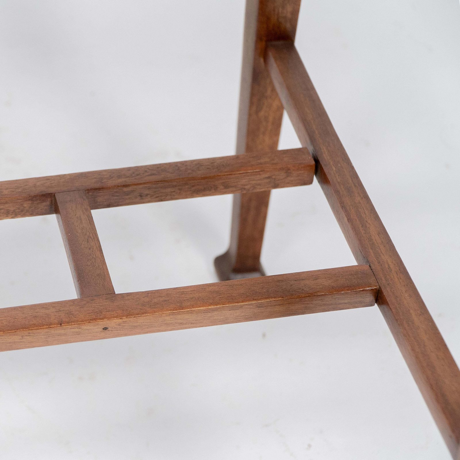 photo vintage An Arts & Crafts Glasgow School Walnut Side Table W. Moulded Subtly Curving Edge