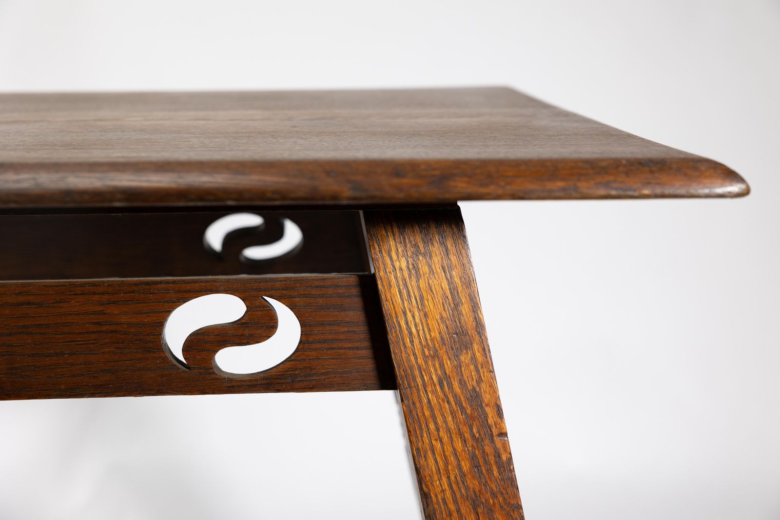 photo vinterior William Birch. A Large Arts And Crafts Oak Side Table
