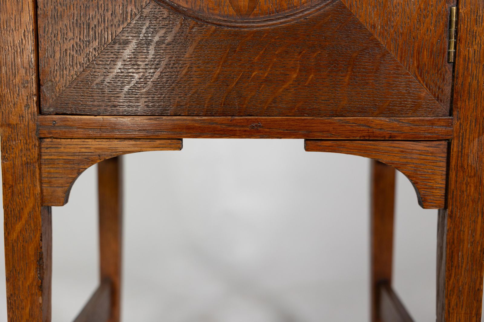 photo vinterior Shapland And Petter. An Arts And Crafts Oak Bedside Cabinet