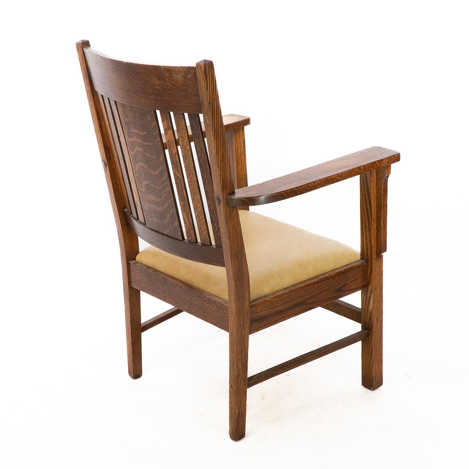 photo vintage L&Jg Stickley Arts & Crafts Oak Armchair With Curved Back & Shaped Arm Supports