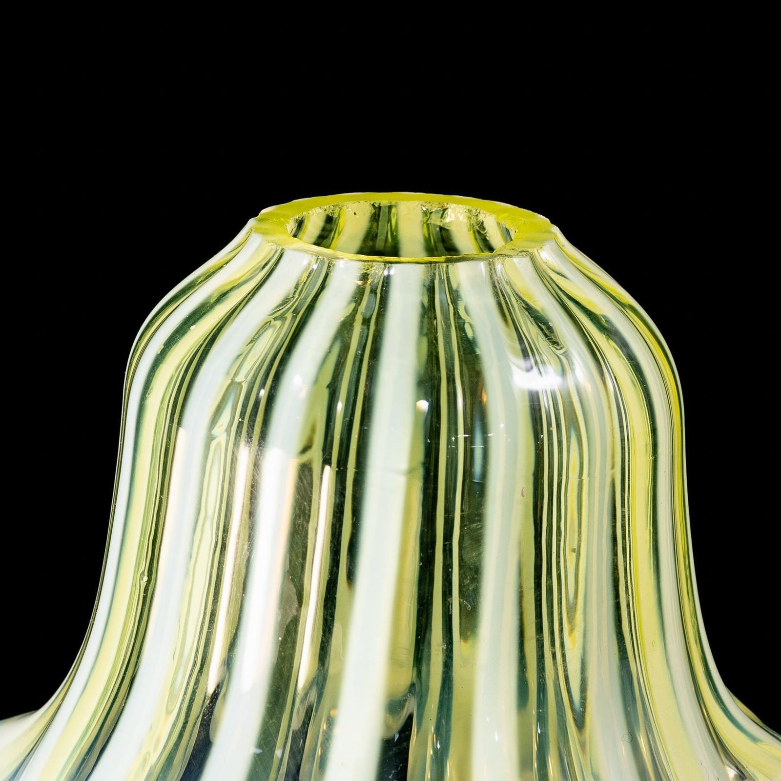 photo vinterior A Pleated Vaseline Shade, Consisting Of Alternating Stripes And A Ruffled Rim.