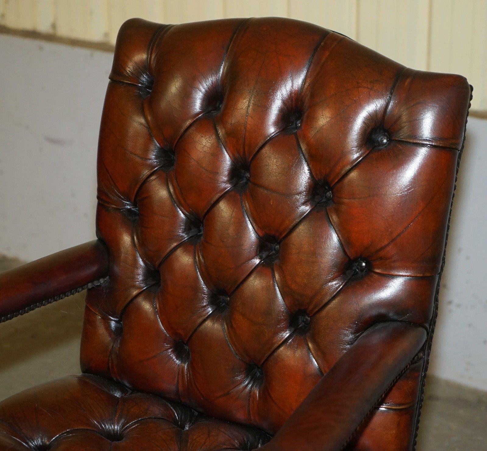 Fine Fully Restored Vintage George II Style Chesterfield Tufted Leather Armchair photo 2100.0