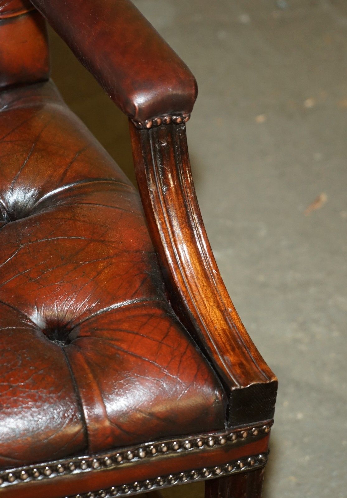 photo furniture Fine Fully Restored Vintage George II Style Chesterfield Tufted Leather Armchair