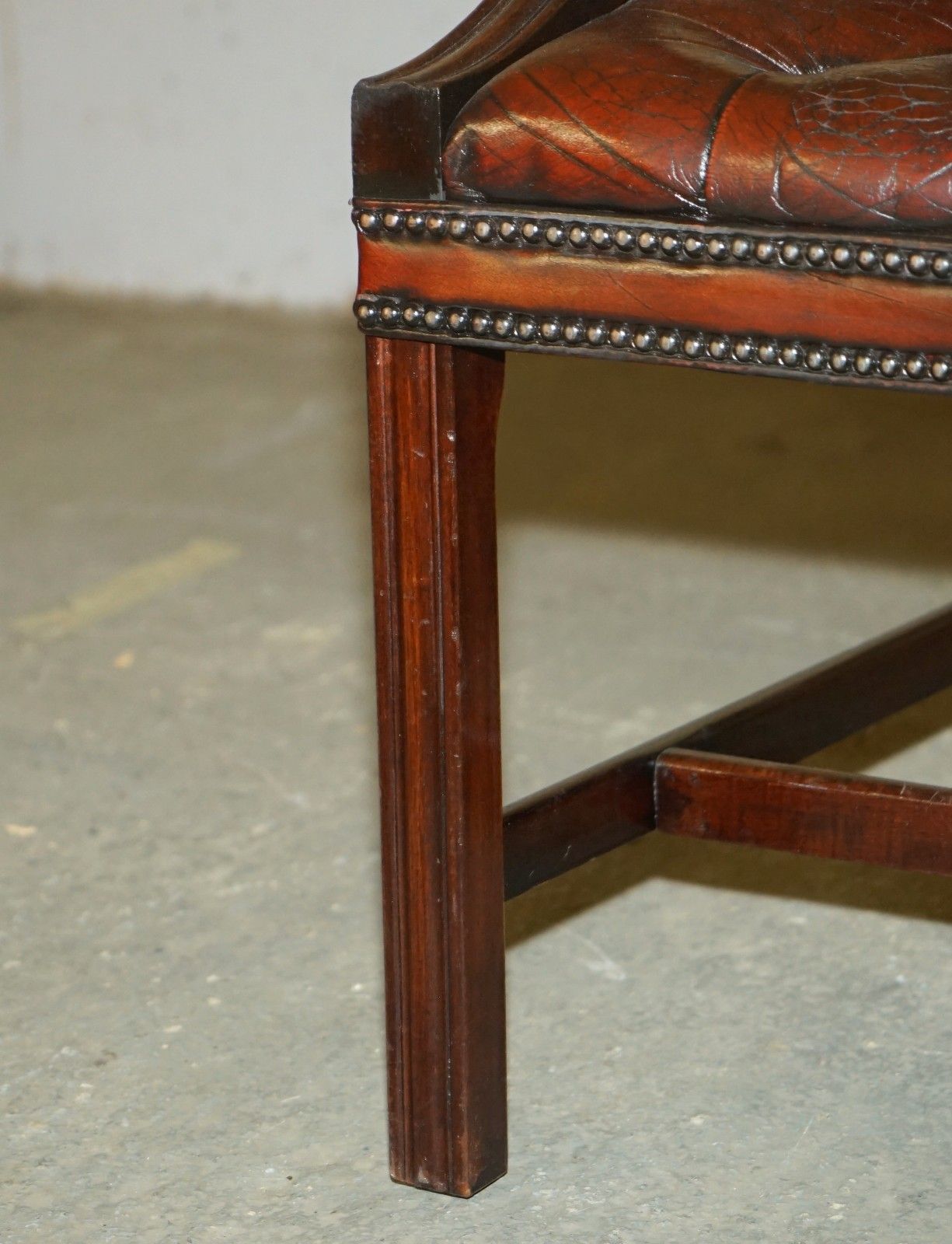 photo vinterior Fine Fully Restored Vintage George II Style Chesterfield Tufted Leather Armchair