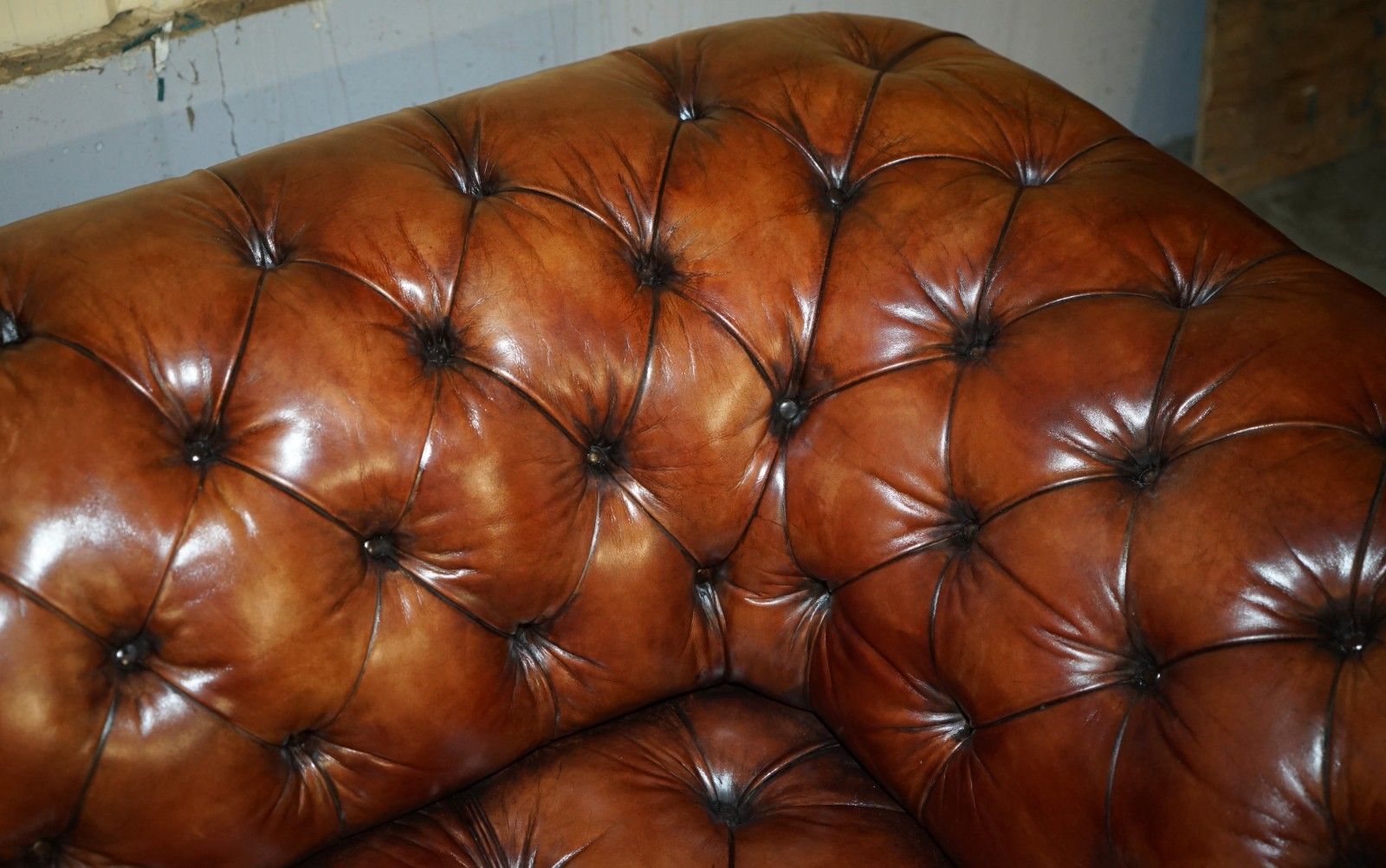 photo vinterior Pair Of George Smith Early Victorian Brown Leather Chesterfield Tufted Sofas