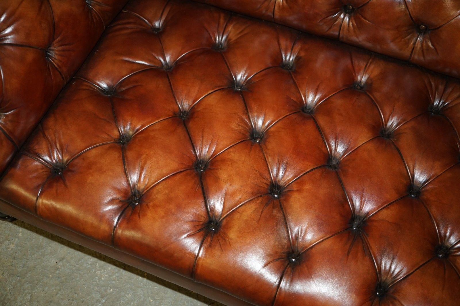 photo vintage Pair Of George Smith Early Victorian Brown Leather Chesterfield Tufted Sofas