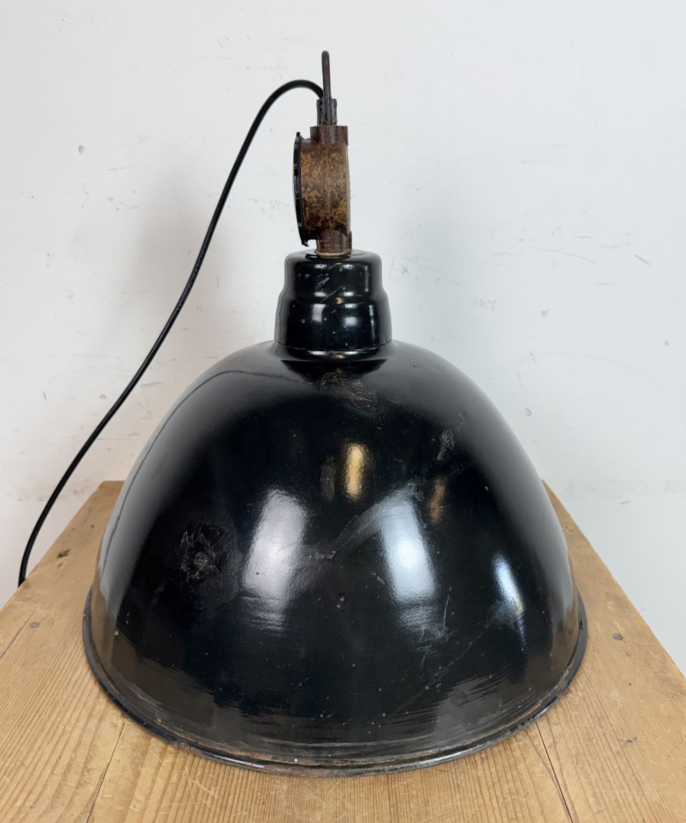photo vintage East German Black Enamel Factory Light By Lbd Veb Leuchtenbau Dresden, 1950s