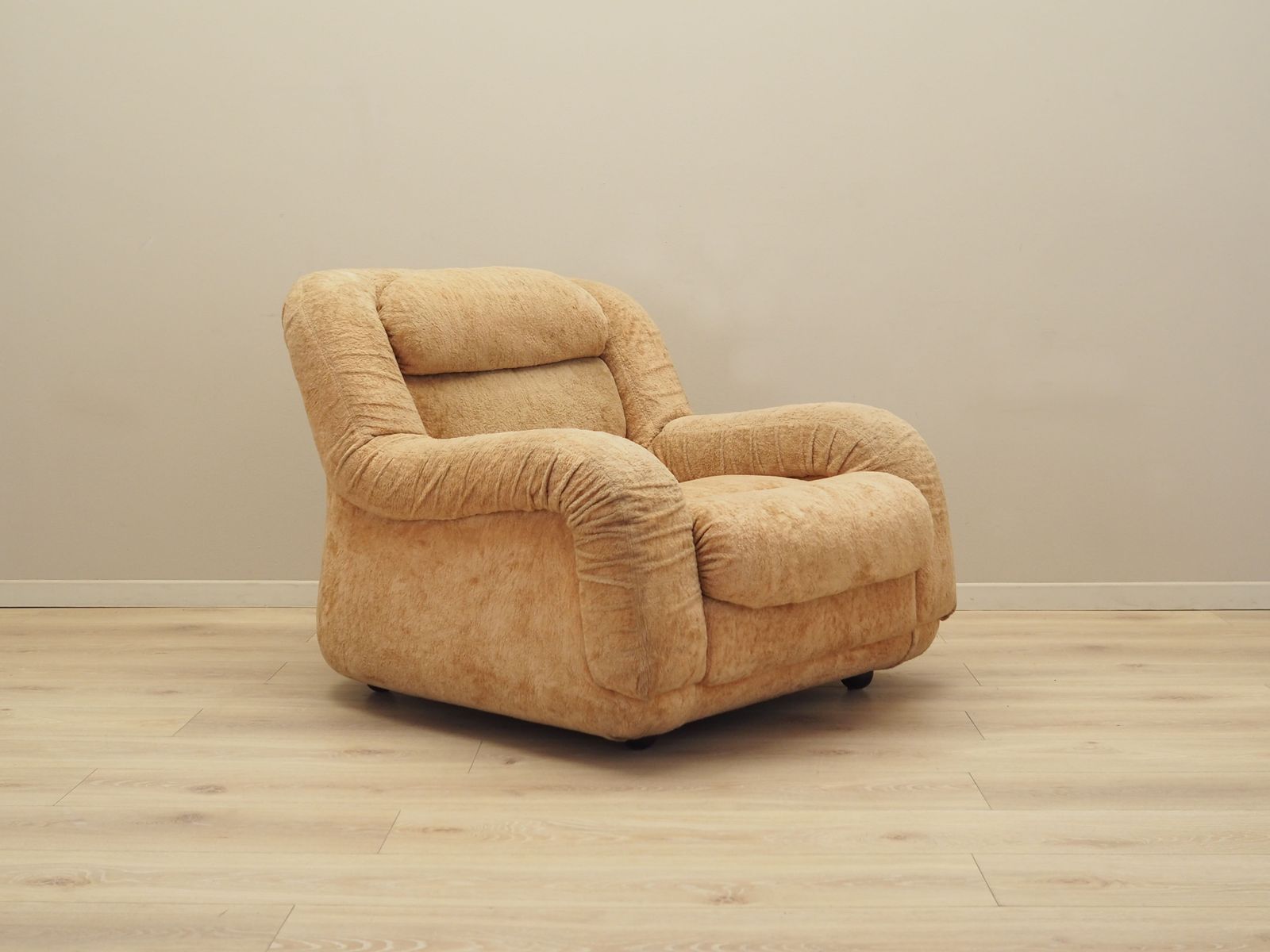 photo furniture Beige Armchair Italian Design 1960s Production: Italy