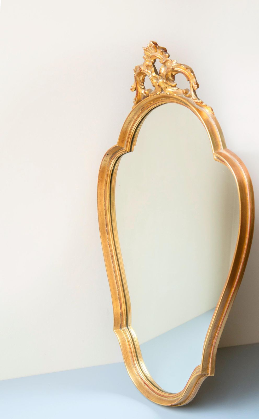 Grand miroir doré Deknudt, miroir en arche belge, miroir mural baroque, cadre en feuille d'or festonné, fabriqué en Belgique photo for sale