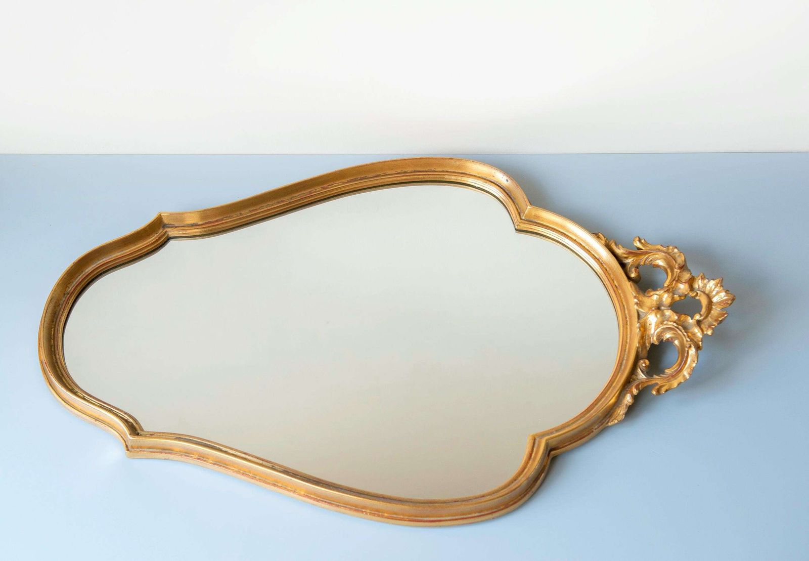 Grand miroir doré Deknudt, miroir en arche belge, miroir mural baroque, cadre en feuille d'or festonné, fabriqué en Belgique photo vintage