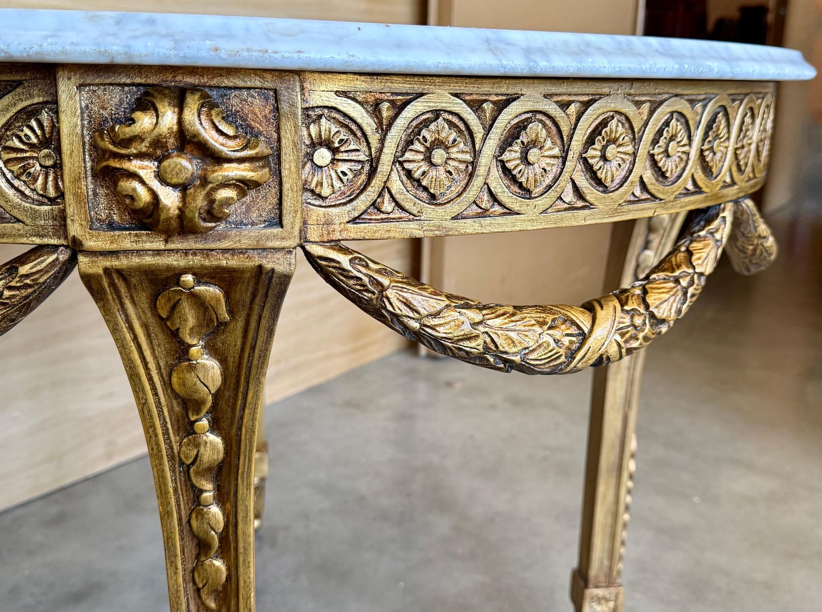 Table centrale ovale de style Louis XVI Belle Époque, en bois doré sculpté, plateau en marbre photo 4051.0