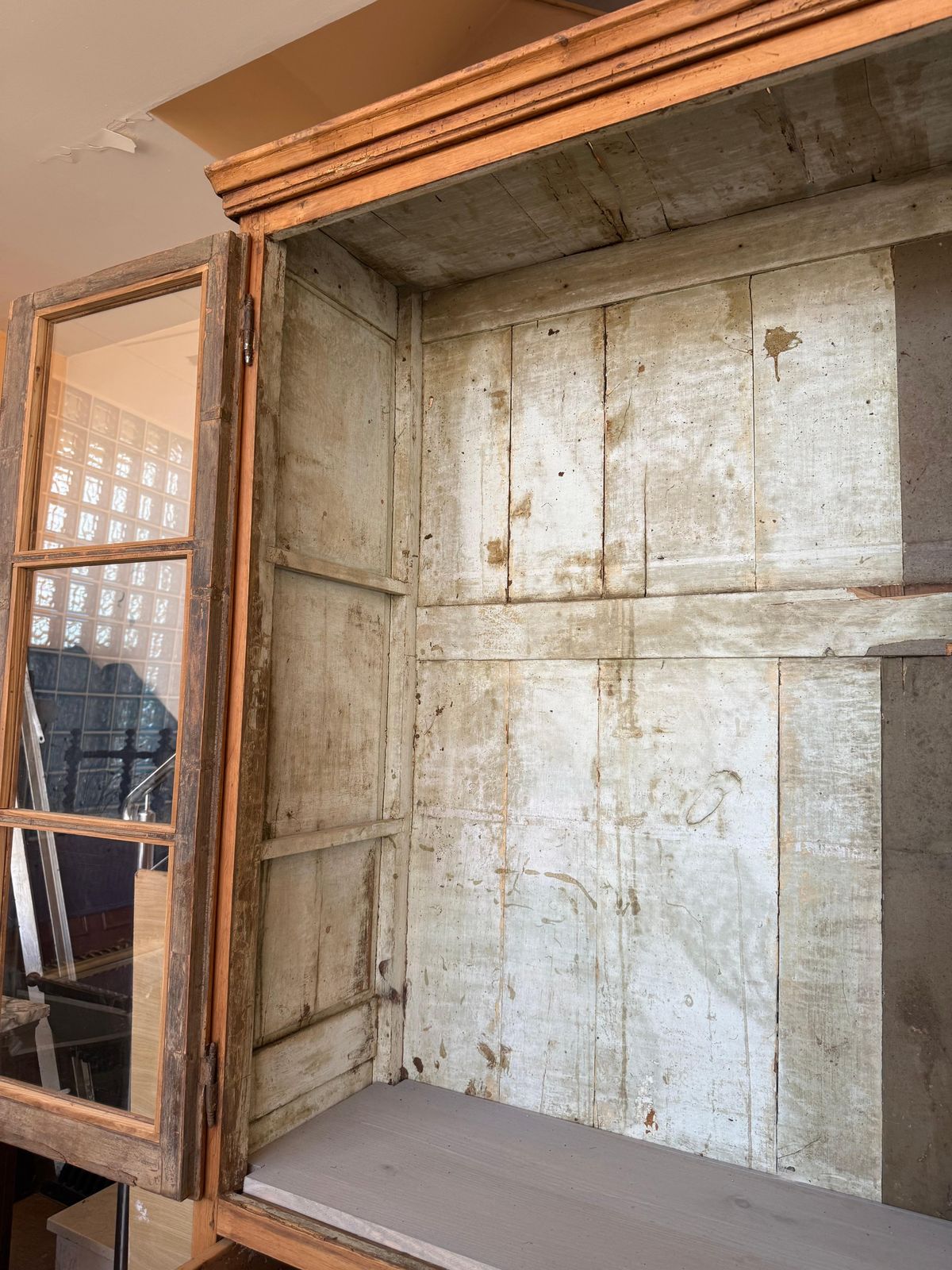 photo for sale Armoire ou bibliothèque XIXe siècle, grande et étroite, avec vitrine en verre, en pin
