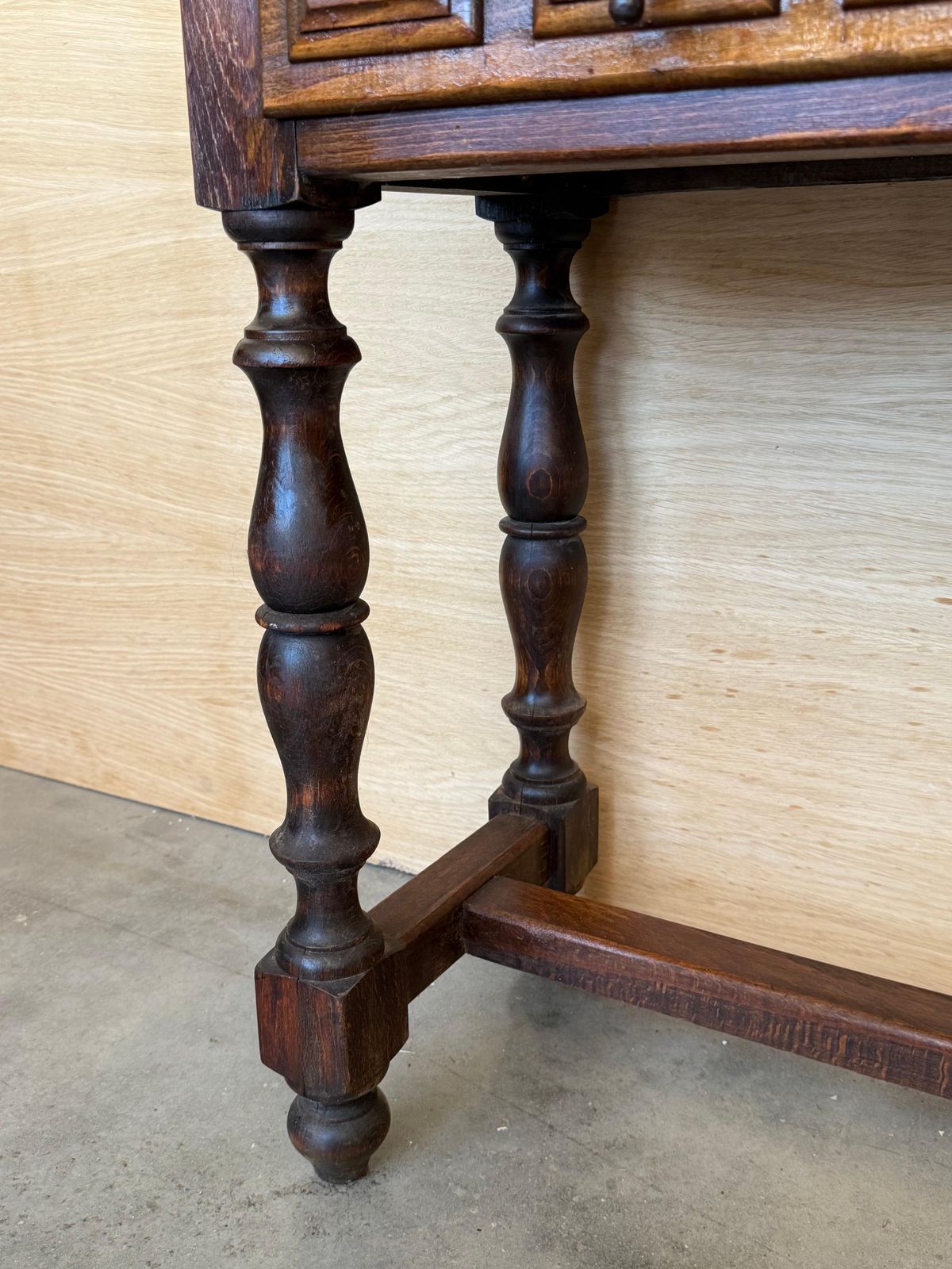 photo for sale Console espagnole à deux tiroirs sculptés, années 1940