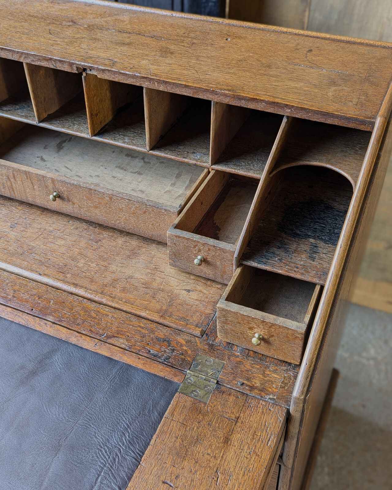 photo vinterior Antique Oak Bureau (Delivery Available) George II C1750