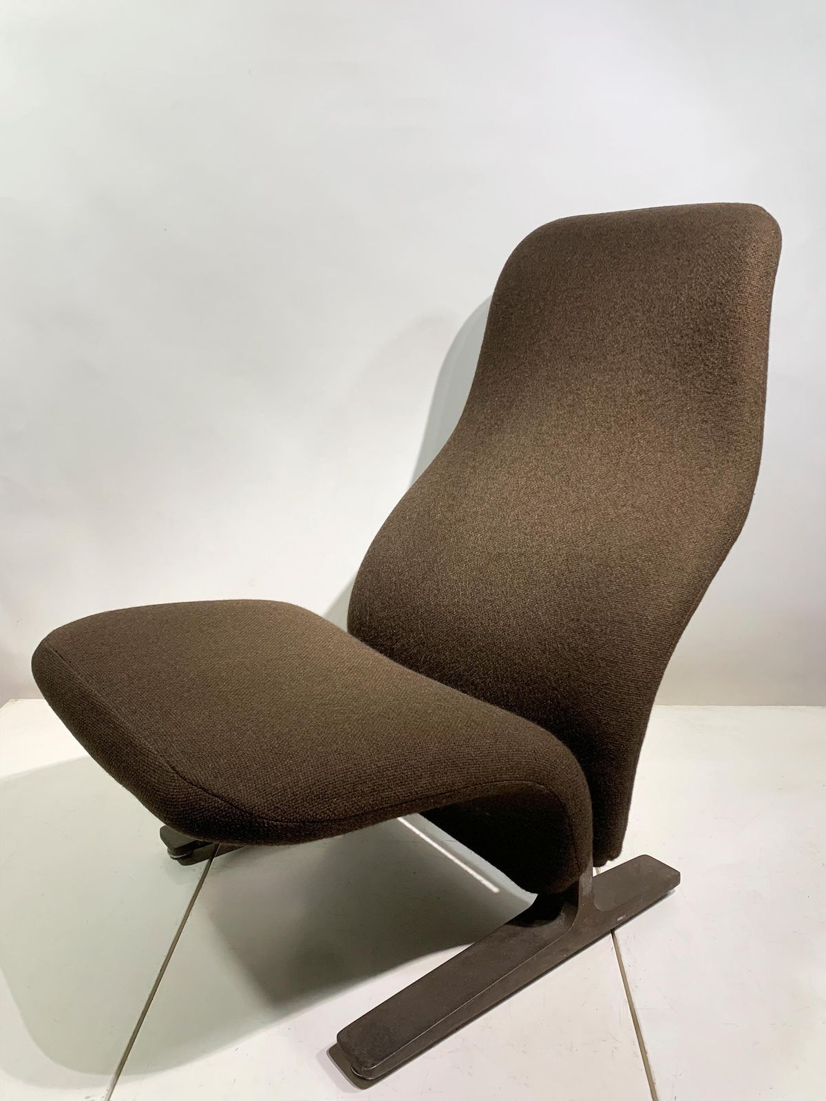 Pierre Paulin, F784 “Concorde” Lounge Chair, In Brown Fabric For Artifort, 1960s photo furniture