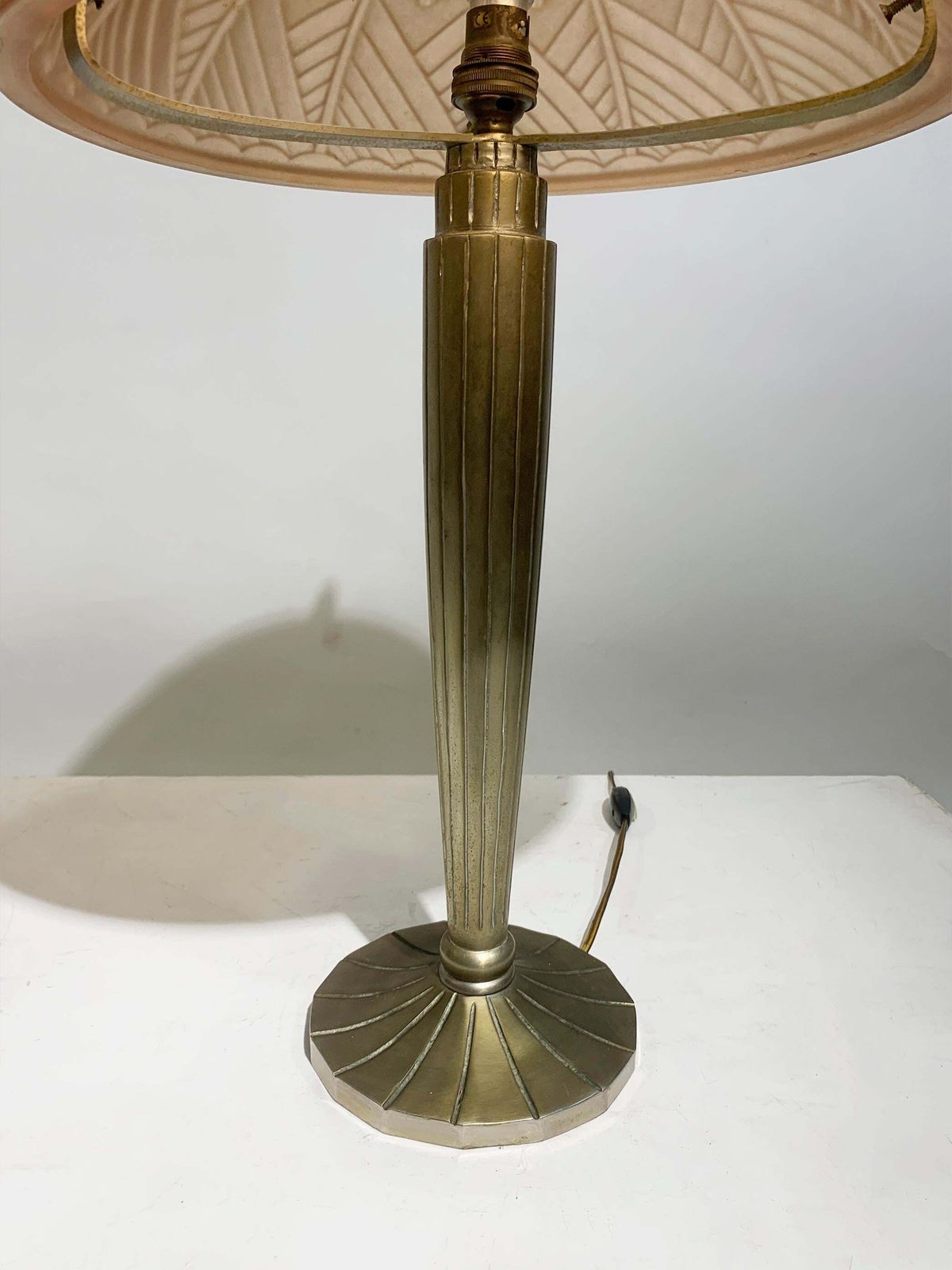 photo vintage Pair Of French Art Deco Table Lamps In Pink Press Molded Glass, Circa 1930
