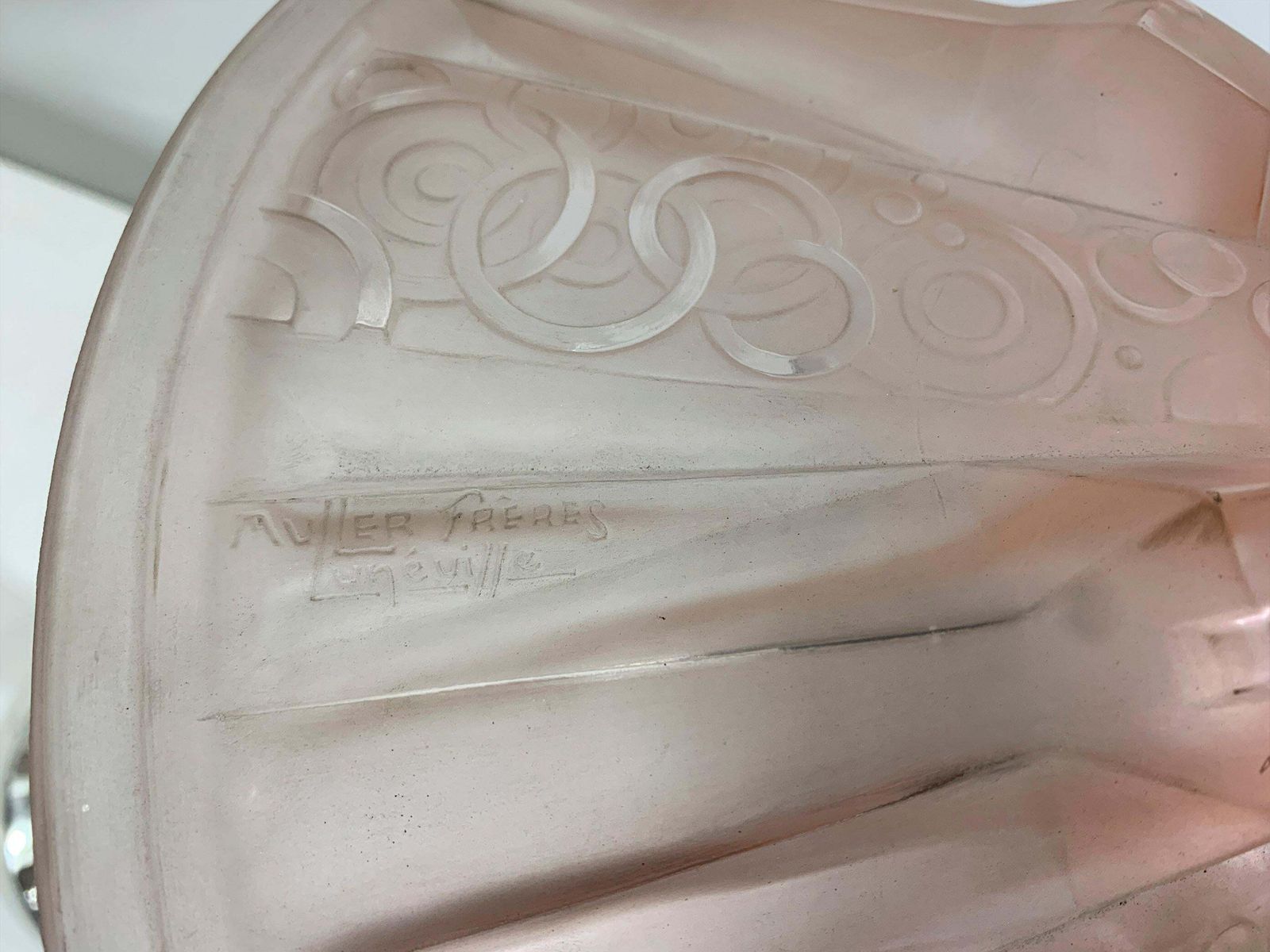 Art Deco Table Lamp In Pink Press Molded Glass Signed "Muller Frères Luneville" photo for sale