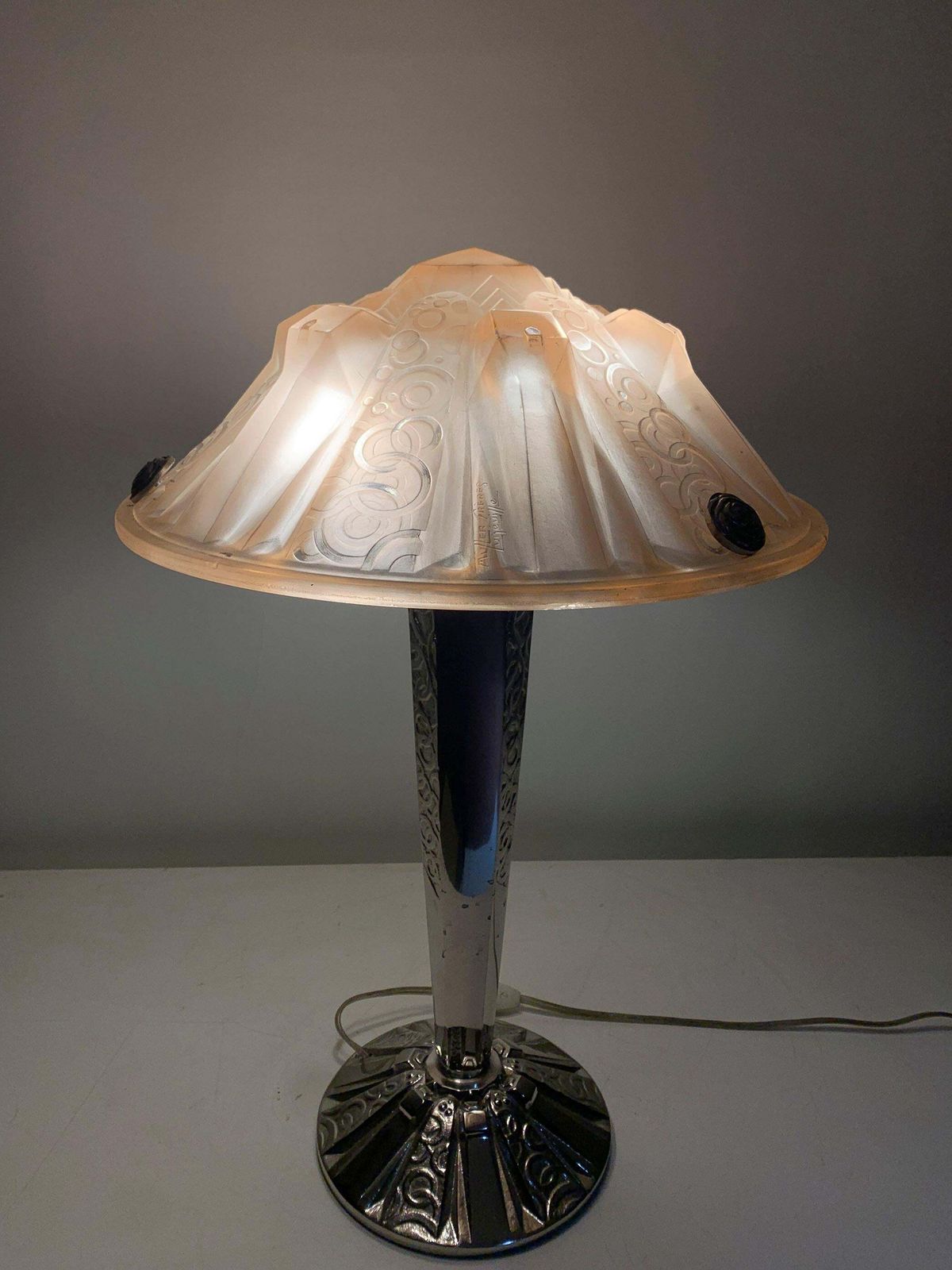 photo vinterior Art Deco Table Lamp In Pink Press Molded Glass Signed "Muller Frères Luneville"