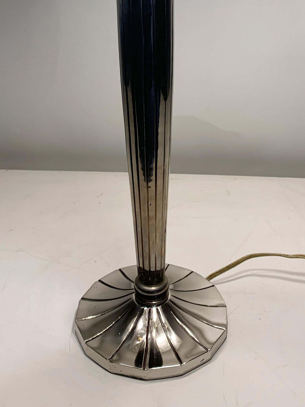 photo furniture Art Deco Table Lamp In White Frosted Press Molded Glass Signed"P.D'avesn France"