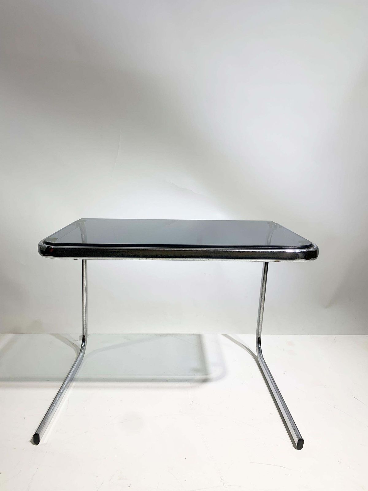 photo furniture Set Of 3 Late 20th Century Nesting Side Tables In Chrome And Smoked Glass