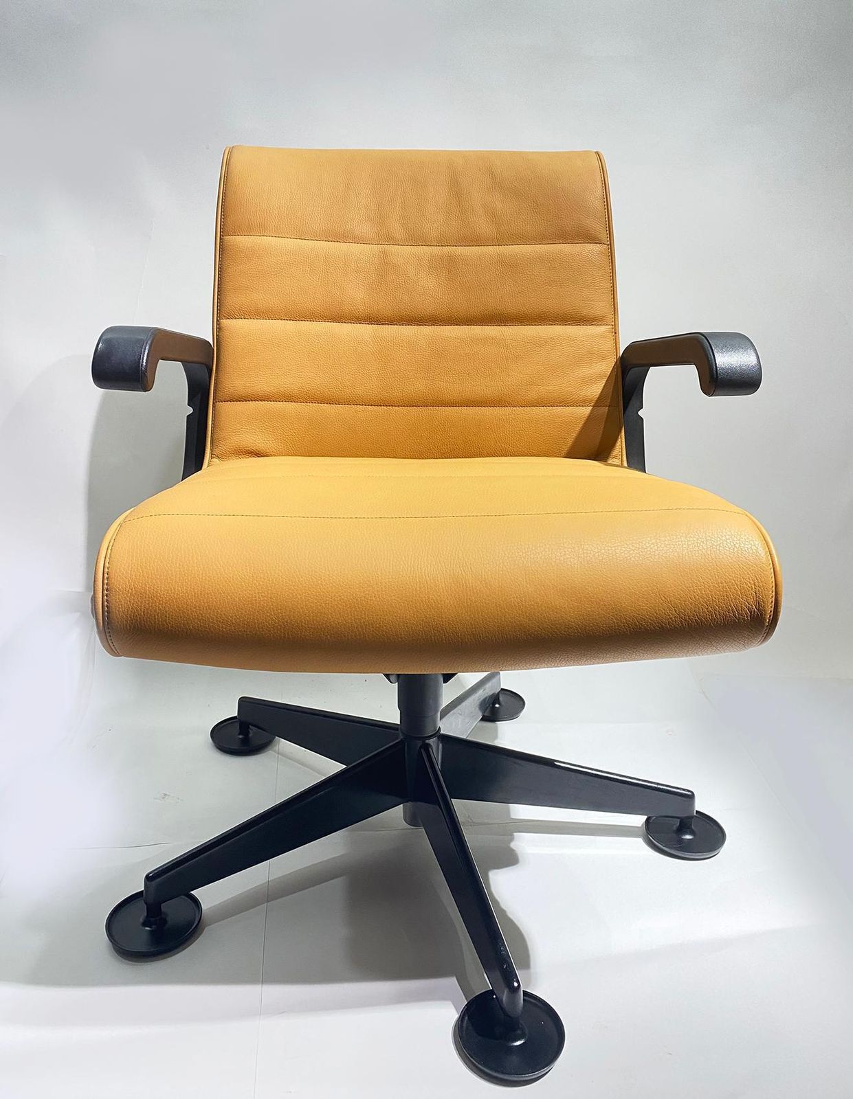 photo furniture Pair Of Richard Sapper For Knoll Executive Desk Chairs