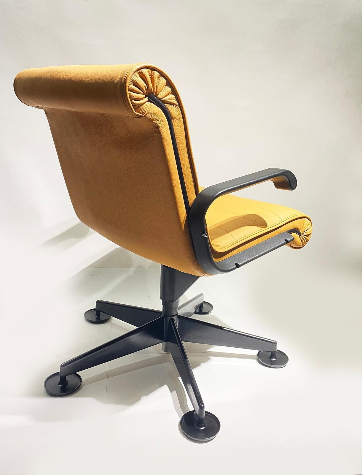 photo for sale Pair Of Richard Sapper For Knoll Executive Desk Chairs