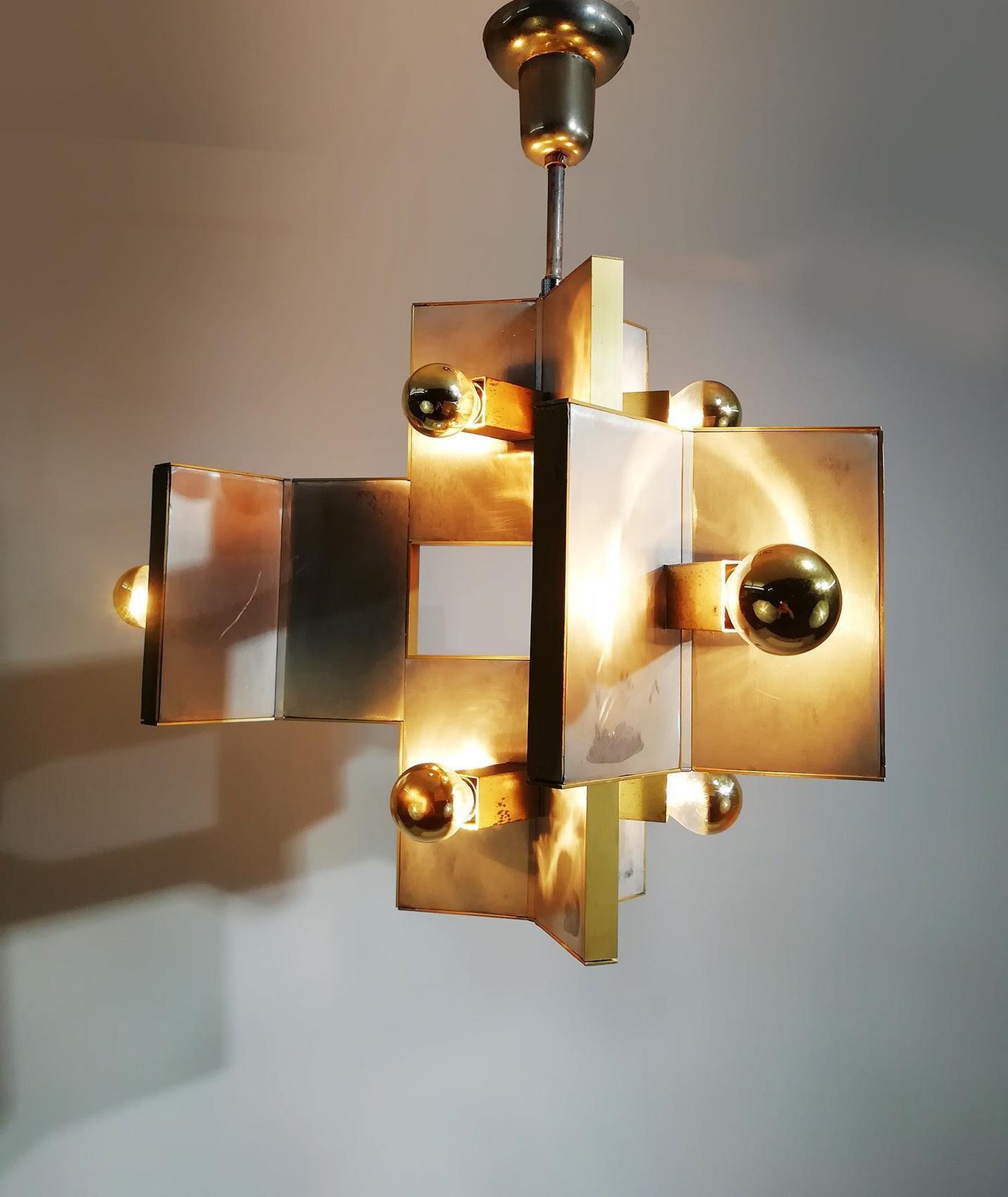 Elegant Sculptural Brass And Mirrored Metal Chandelier From Sciolari, 1970s photo vintage