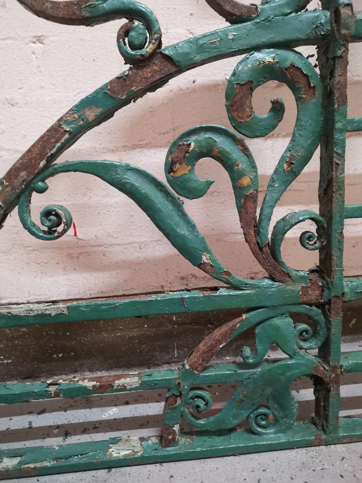 photo vintage An Exceptional Period Pair Of Arts & Crafts Hand Hammered & Wrought Iron Gates