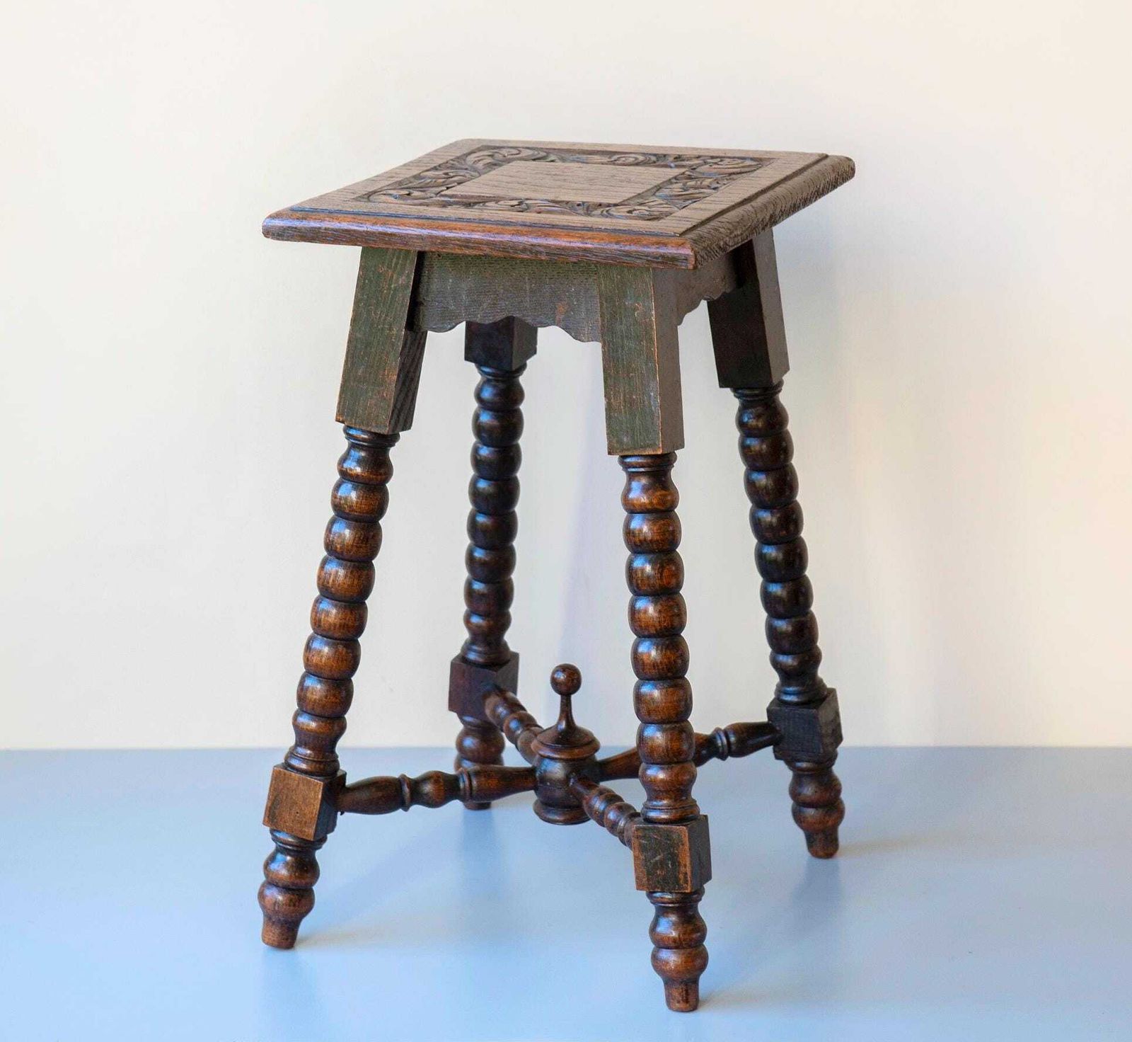 Table d'appoint d'époque en chêne sculpté à la main, tabouret brun foncé à pieds bobines, XIXe siècle, porte-plante carré, table d'appoint rustique en bois