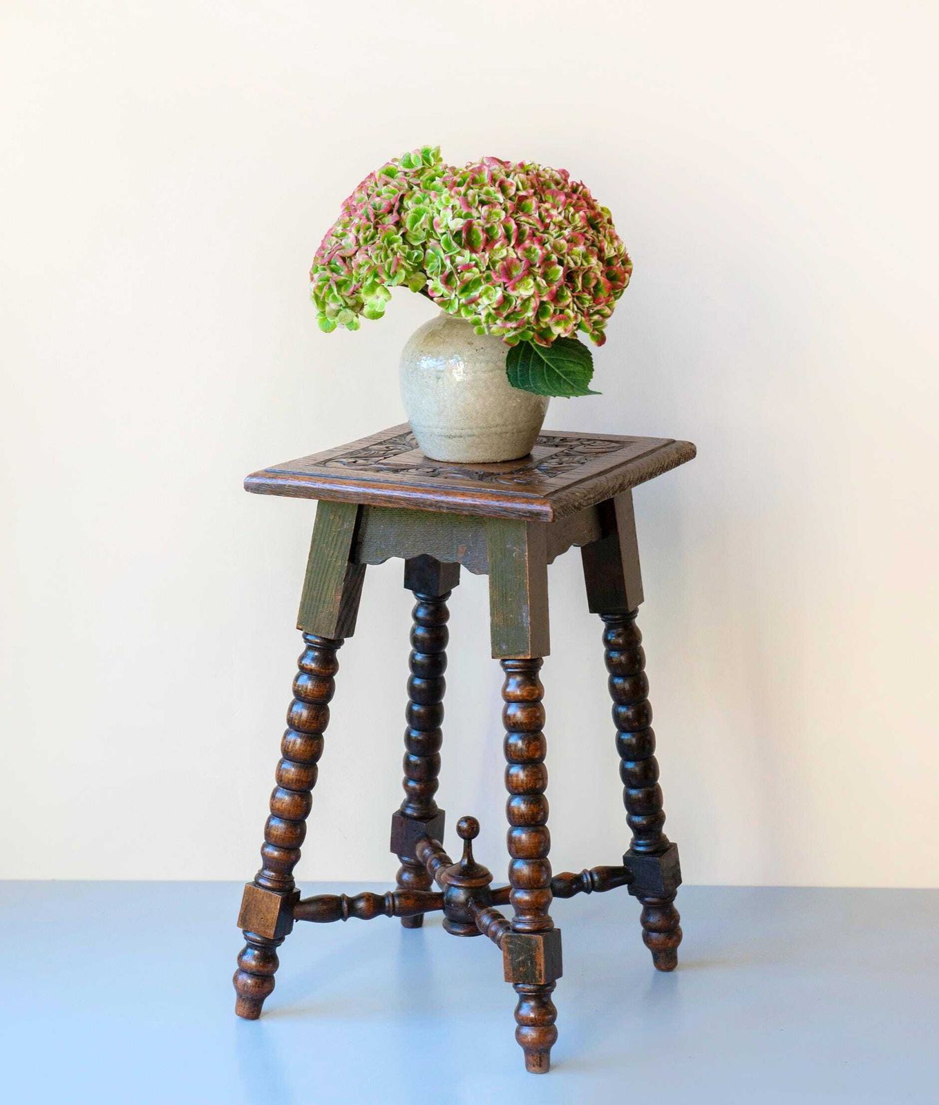 Table d'appoint d'époque en chêne sculpté à la main, tabouret brun foncé à pieds bobines, XIXe siècle, porte-plante carré, table d'appoint rustique en bois photo furniture