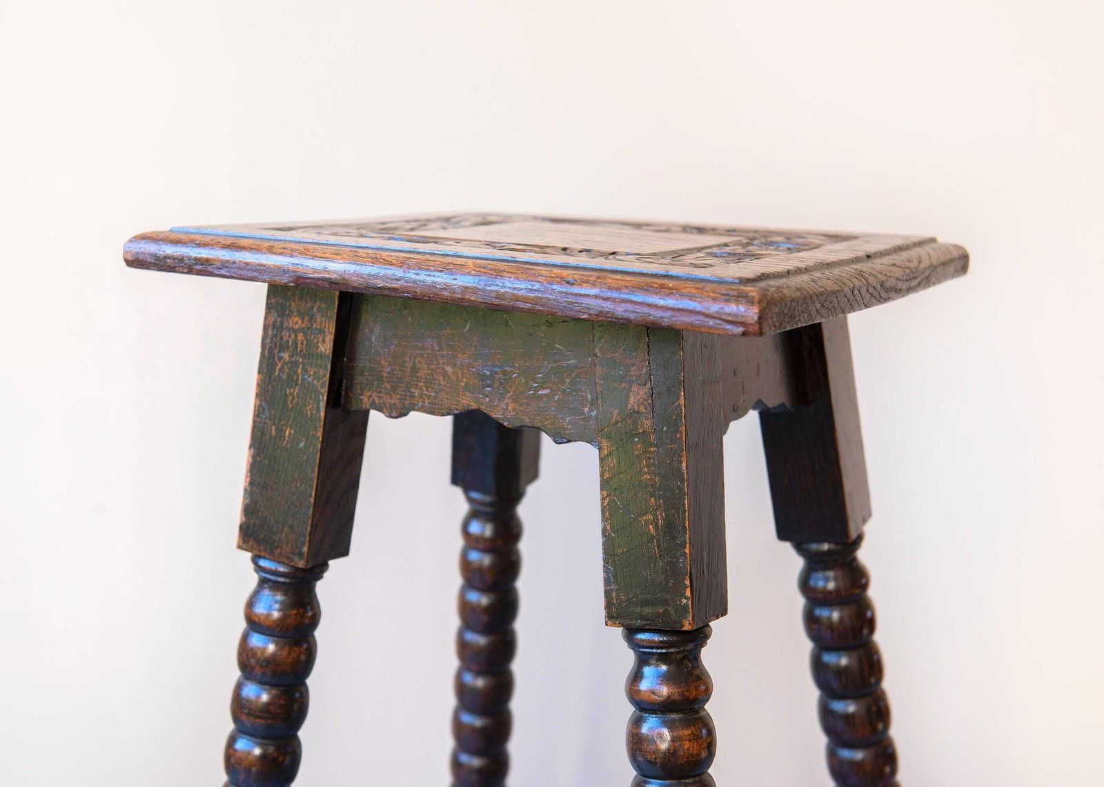 Antiek Handgesneden Eiken Tafel, Donkerbruin Bijzettafeltje Met Klossenspindels, 19e Eeuw, Vierkante Plantenstandaard, Rustiek Houten Bijzettafel photo Meubels