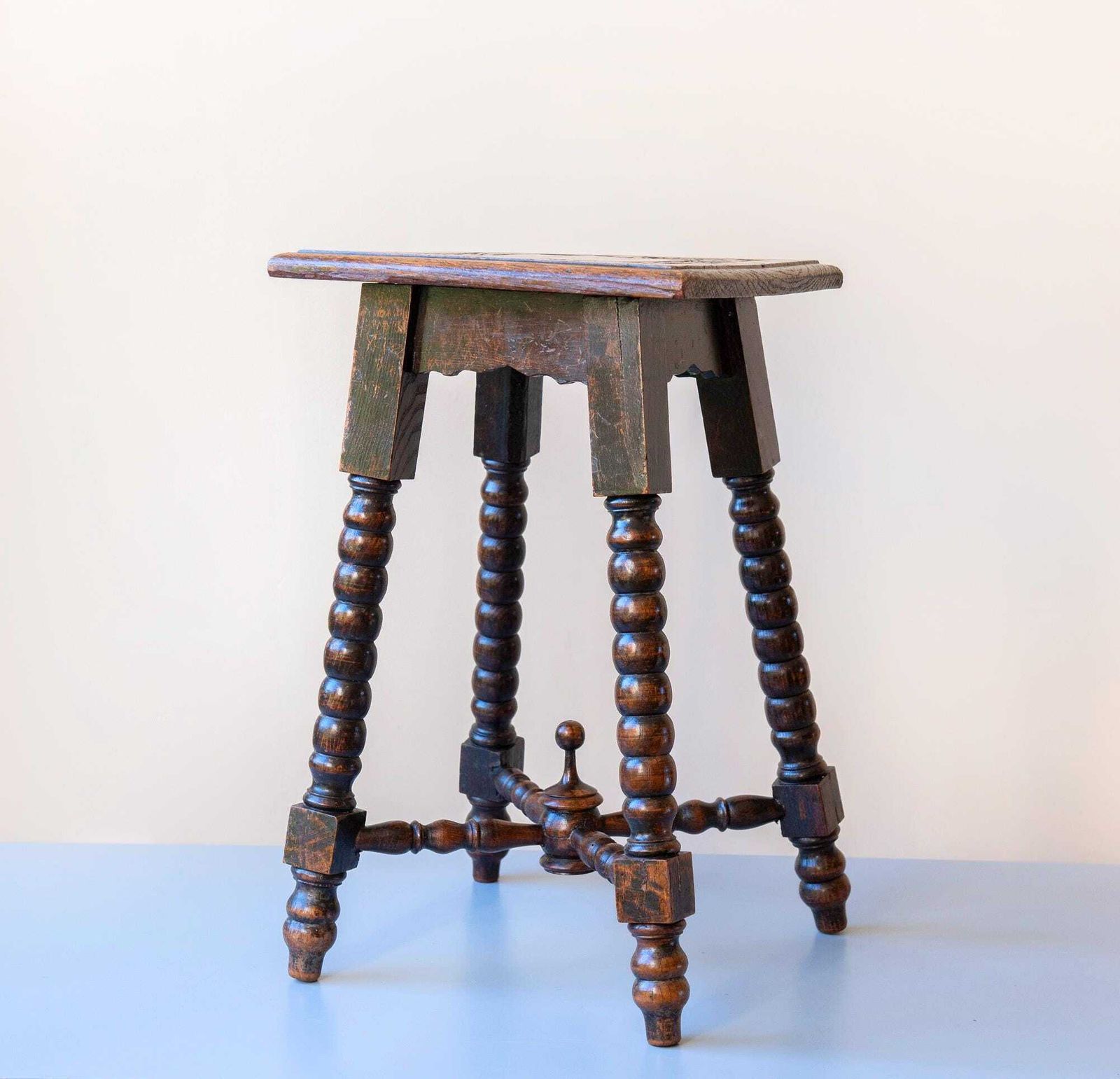 Table d'appoint d'époque en chêne sculpté à la main, tabouret brun foncé à pieds bobines, XIXe siècle, porte-plante carré, table d'appoint rustique en bois photo 274.0