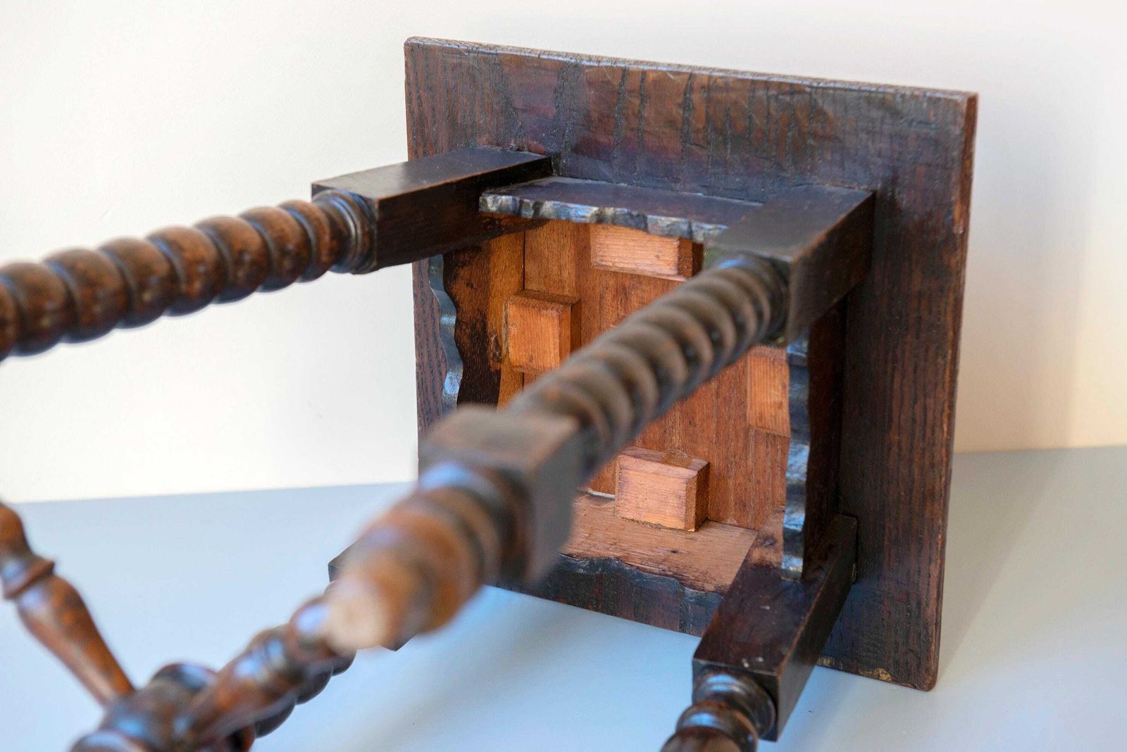 photo furniture Antiek Handgesneden Eiken Tafel, Donkerbruin Bijzettafeltje Met Klossenspindels, 19e Eeuw, Vierkante Plantenstandaard, Rustiek Houten Bijzettafel