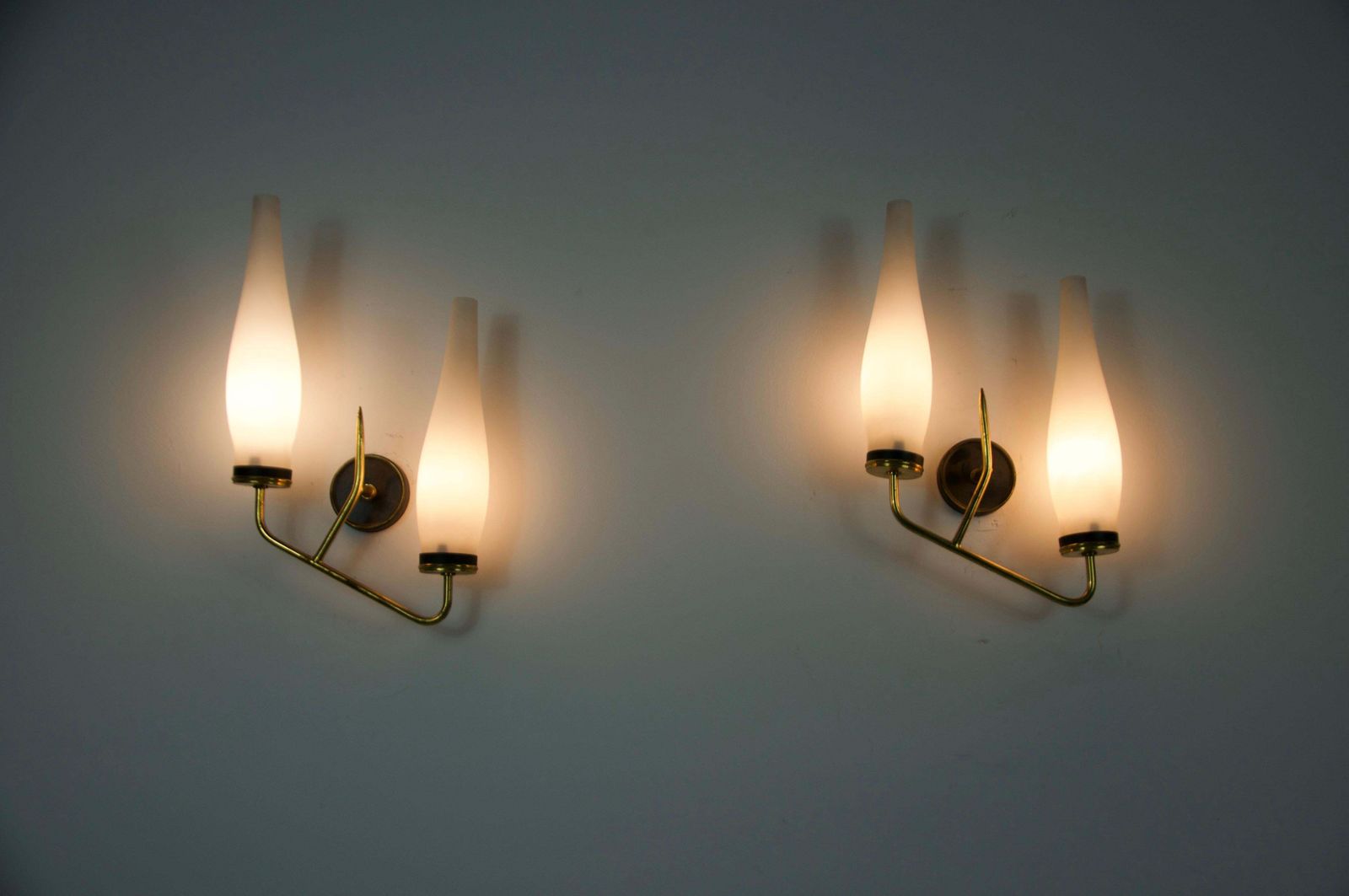photo vinterior Pair Of Brass And Opaline Wall Lamps, Italy, 1960s