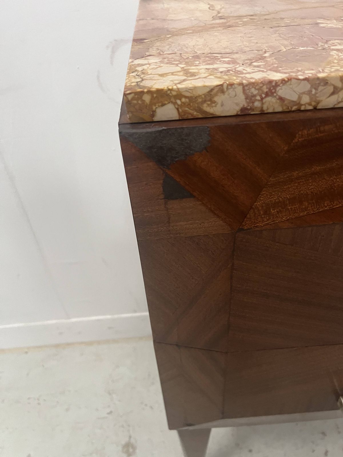 photo vinterior Art Deco Chest Of Drawers With Cut Sides In Mahogany Veneer, 20th Century