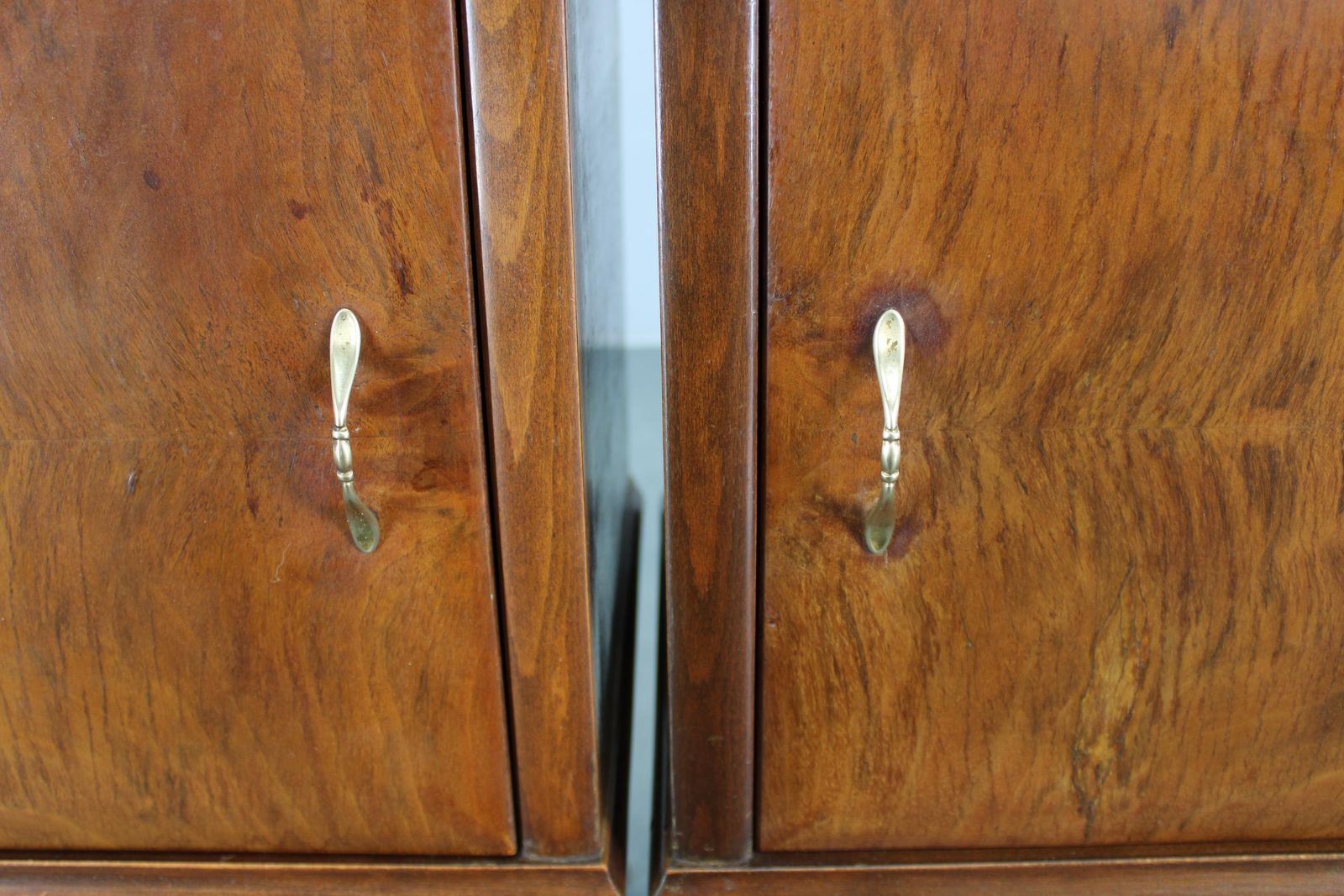 photo vintage Pair Of Mid Century Italian Walnut Nightstands With Glass Top, 1950s