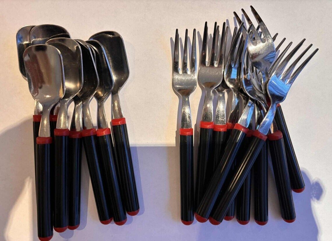 Zeldzame Vintage Inoxriv Bestekset, Jaren 1980, Italië – Postmodern Memphis Design, 18/10 Roestvrij Staal, Rood/Zwart – Dessertlepels En  Vorken, Ongebruikt photo for sale