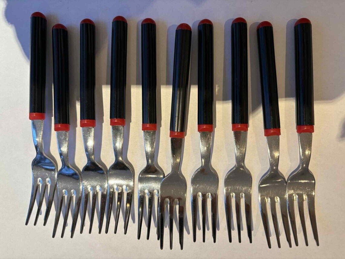Zeldzame Vintage Inoxriv Bestekset, Jaren 1980, Italië – Postmodern Memphis Design, 18/10 Roestvrij Staal, Rood/Zwart – Dessertlepels En  Vorken, Ongebruikt photo vintage