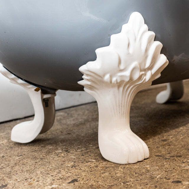 Reclaimed Cast Iron Roll Top Bath Tub With Claw Feet photo Home Decor