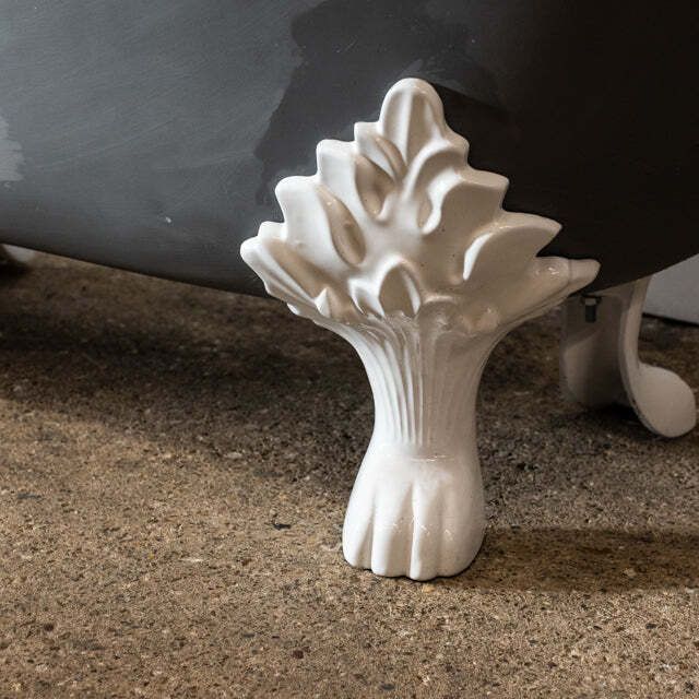 Reclaimed Cast Iron Roll Top Bath Tub With Claw Feet photo 950.0
