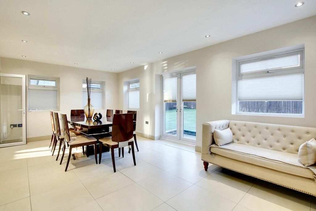 For Sale: Stunning High End Extendable Alf Garda Dining Table   Seats 6 To 8   Immaculate Condition