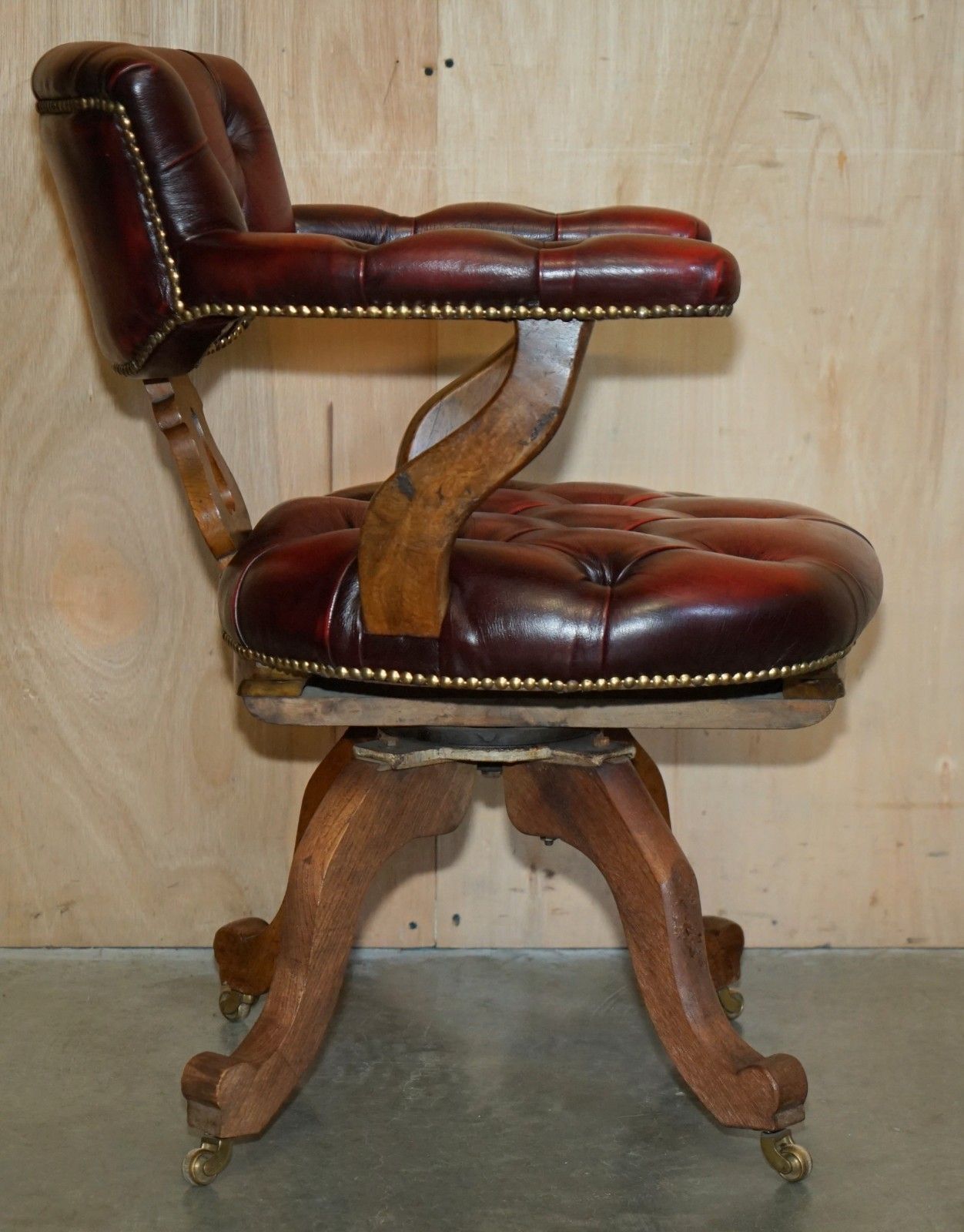 photo vintage Fine Antique Victorian Chesterfield Tufted Oxblood Leather Captains Swivel Chair